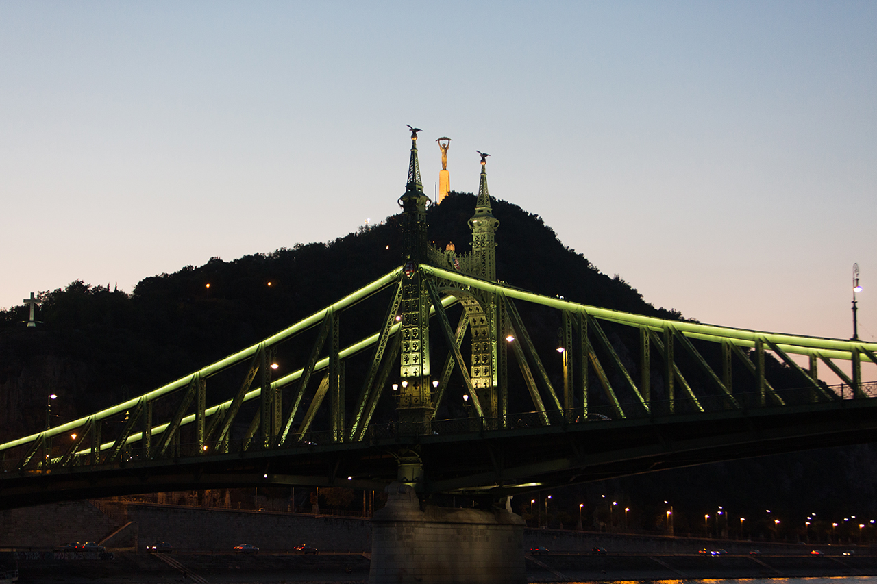budapest bridge statue